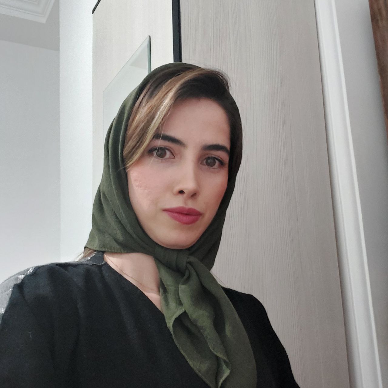 نیلوفر اقبالی